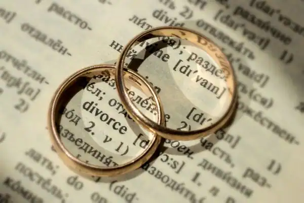 Image of rings removed before divorce mediation Barnet